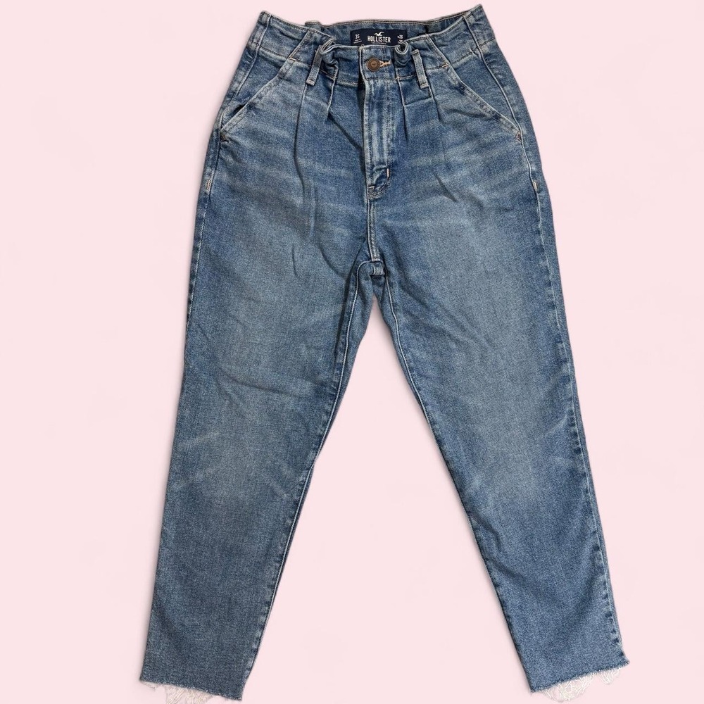 Hollister Co. Ultra High Rise Mom Jean Vintage Stretch Light Wash 26W/ 3S